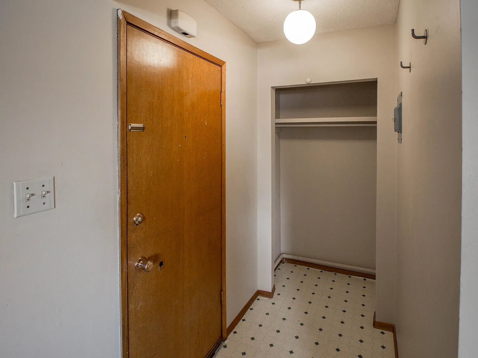Cozy 2 Bed/1 Bath Lower Unit Across From Golf Course In A Quiet Building! — Photo 3