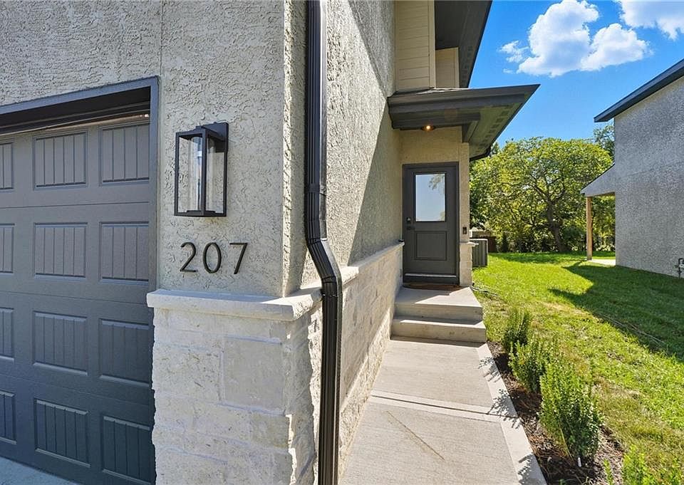 1st image of 207 NW Orchard Ct