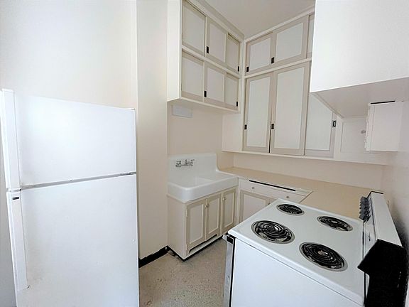3rd image of 1915 Hewitt Ave APT 208