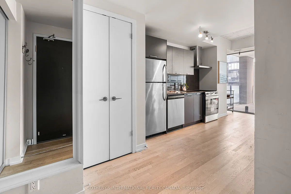 Building Photo - 95 Bathurst St #1204