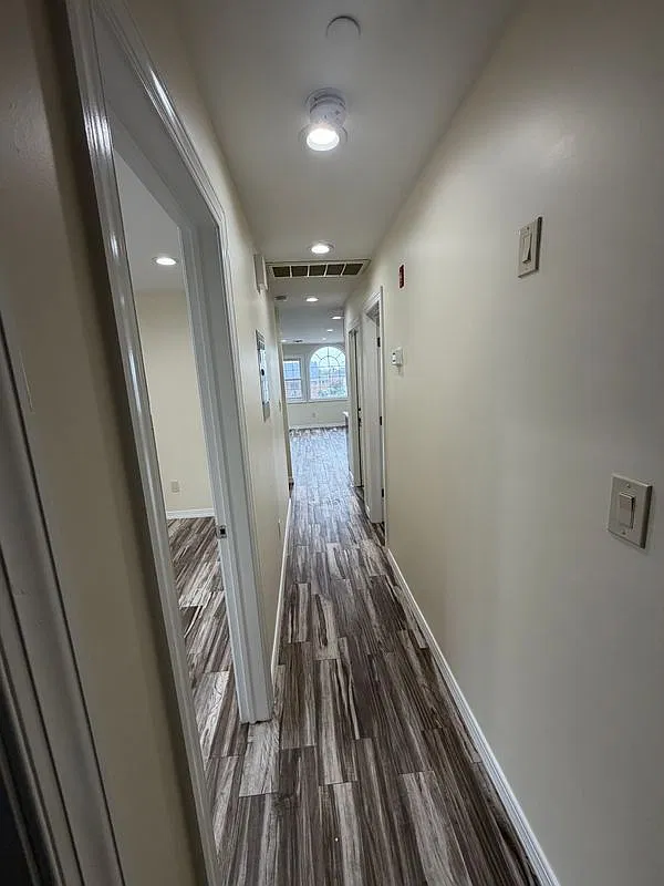3 bed, 2.0 bath, 950 sqft, $3,777 — Photo 3