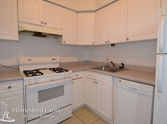 2nd image of 1939 N Larrabee St #3TOPFLOOR