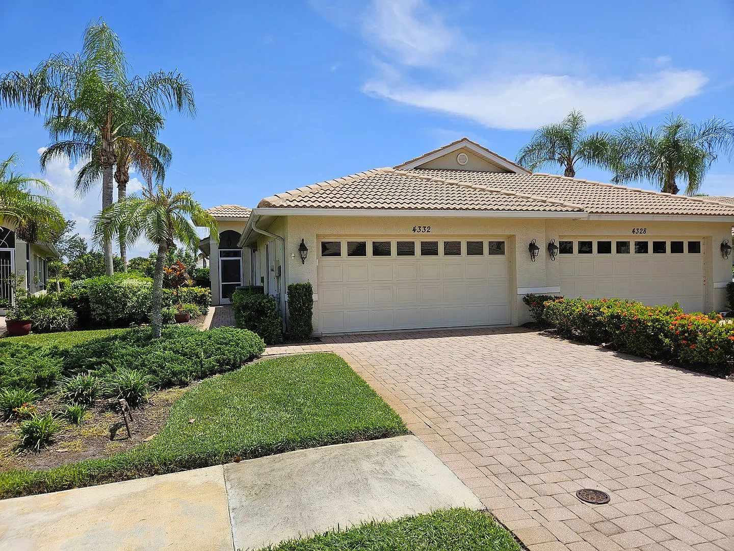 Seasonal Short-Term 2 Bedroom 2 Bathroom Attached Villa in Venetia with resort-like amenities! — Photo 1