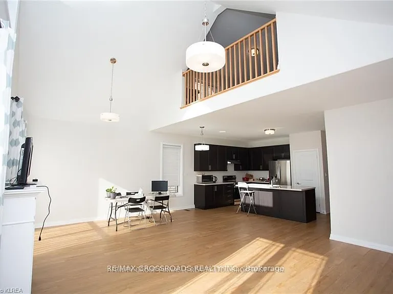 535 Macintosh Grv — Photo 12