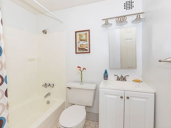 4th image of 160 E 2nd St APT 4A