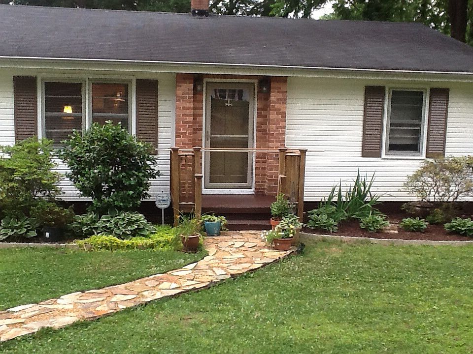 1st image of 994 Valley Dr SE