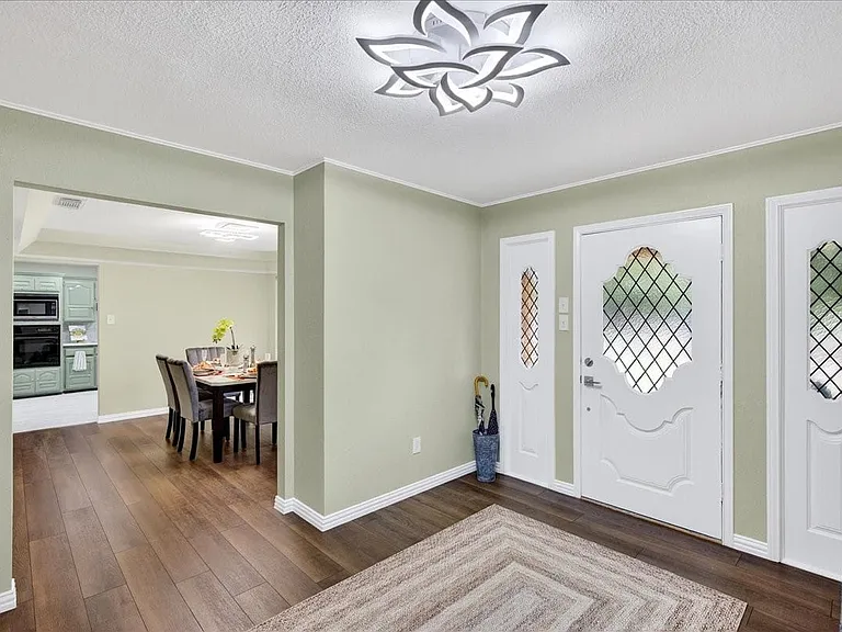 Enormous foyer will WOW your guests. Think round table and hugh bouquet of flowers!