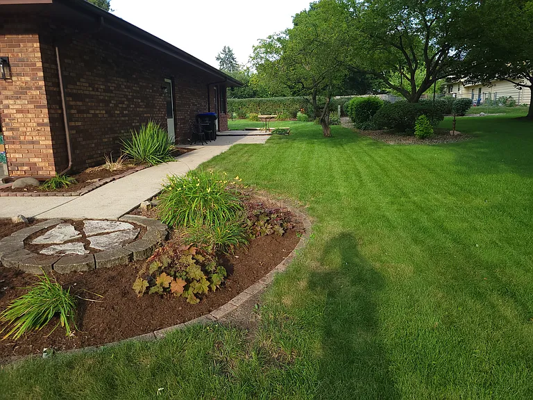 1004 Broadmoor Dr — Photo 3