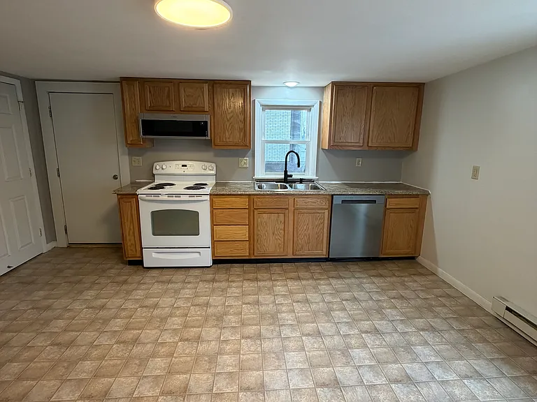 211A N Railroad St — Photo 3