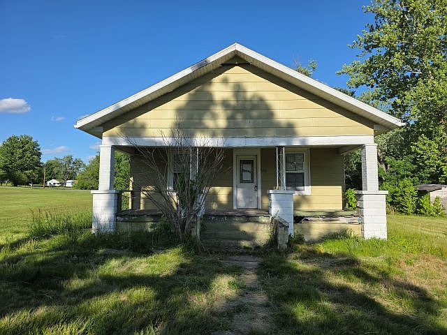 1st image of 905 McClintock Ave