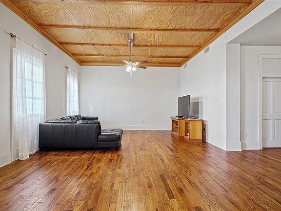 5th image of 355 NW Railroad Ave