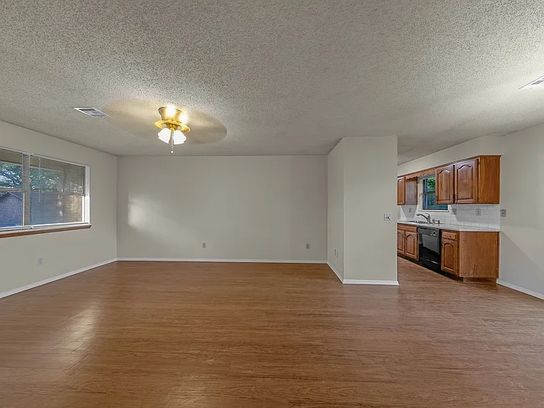 2204 Douglas St — Photo 4