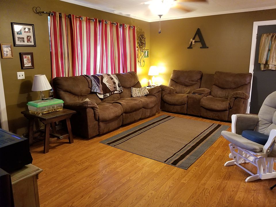 Living Room (1 of 2)