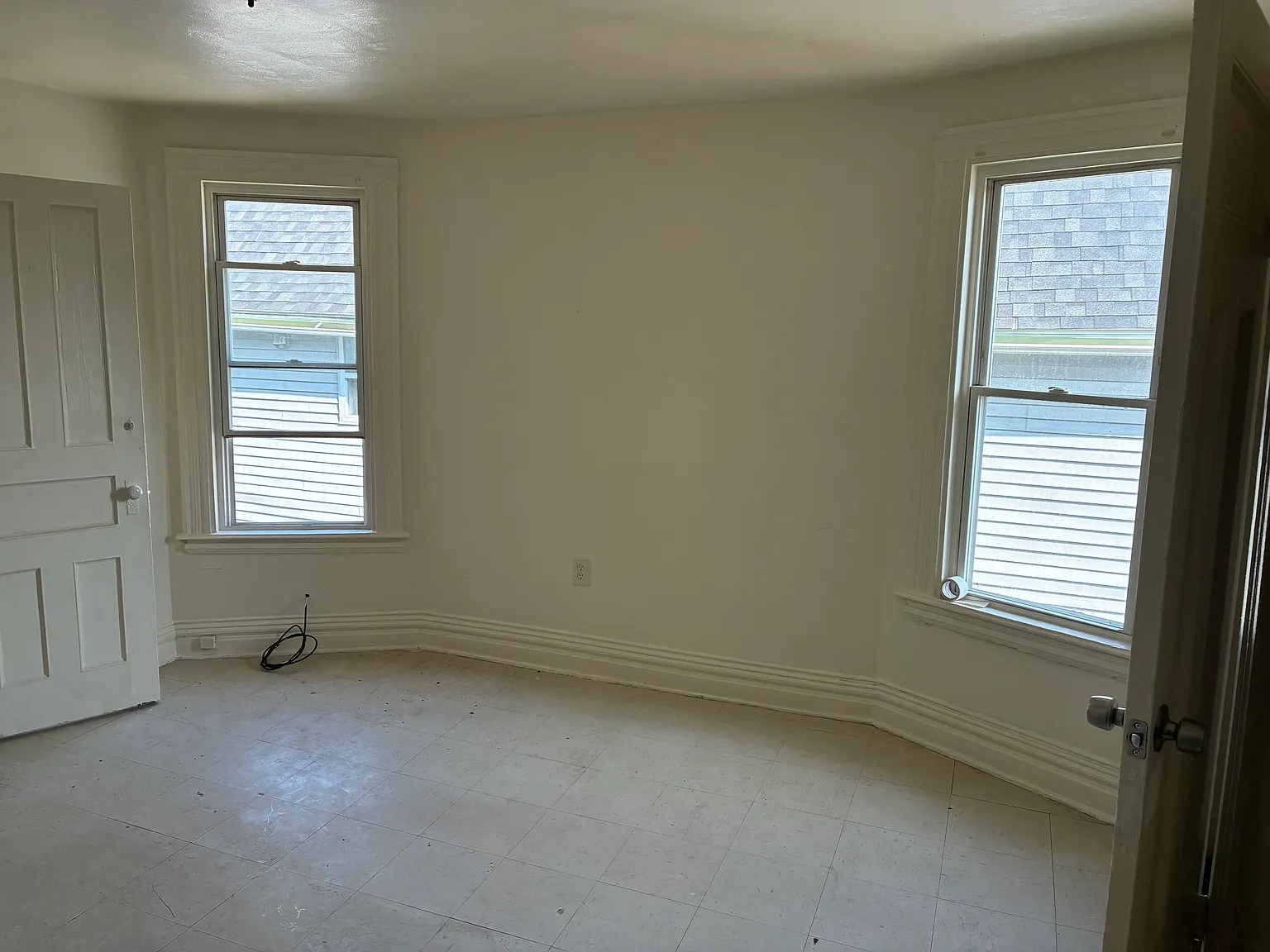 Studio, $900 — Photo 1