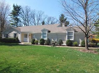 2S290 Lost Meadows Ln, Warrenville, IL 60555