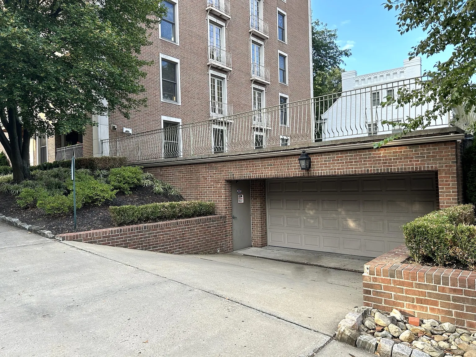 2 bed, 2.5 bath, 2000 sqft, $3,300 — Photo 3