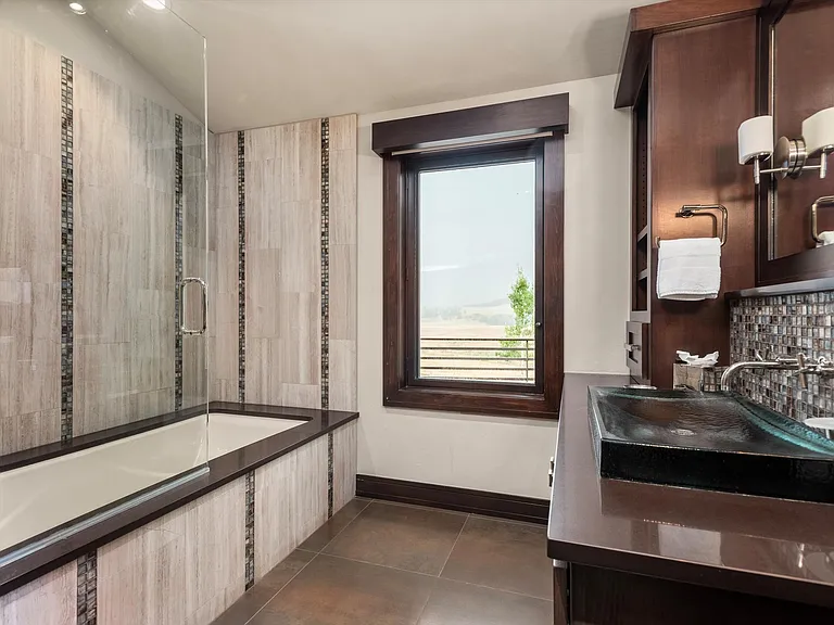 Second level guest suite 2 bathroom