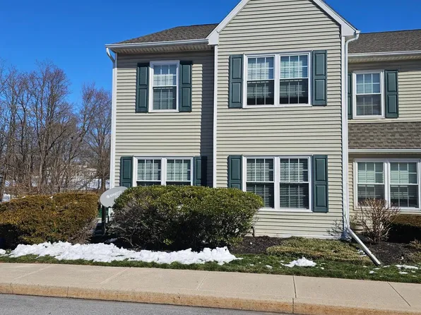 17 Horseshoe Dr, Douglassville, PA 19518