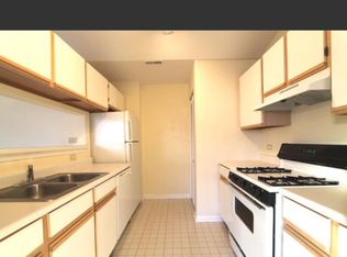 1661 Carlemont Dr APT D, Crystal Lake, IL 60014