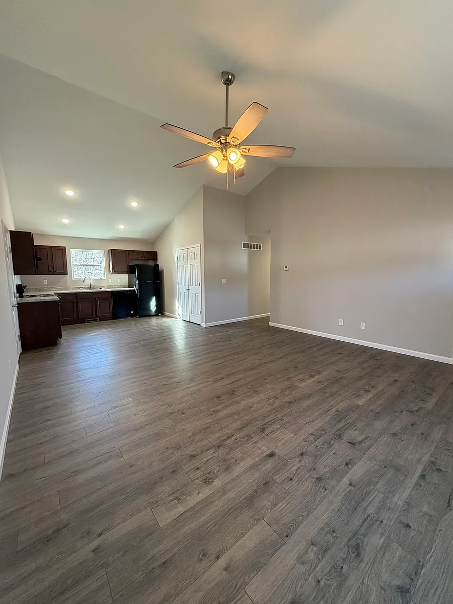 Building Photo - 867 Lakeway Dr