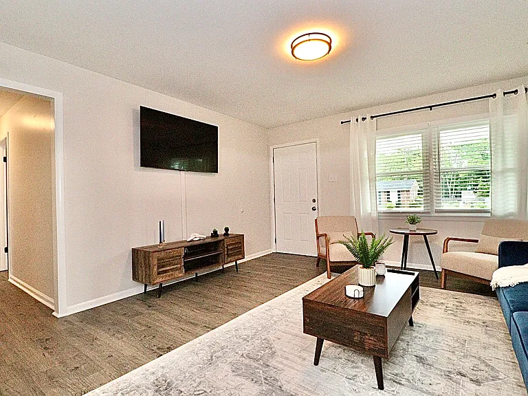 2402 Deborah Dr — Photo 2