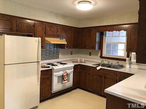 4th image of 204 N Green St