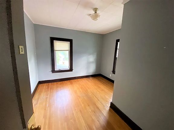 5th image of 607 Main St