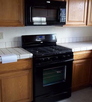 Kitchen w/new stove