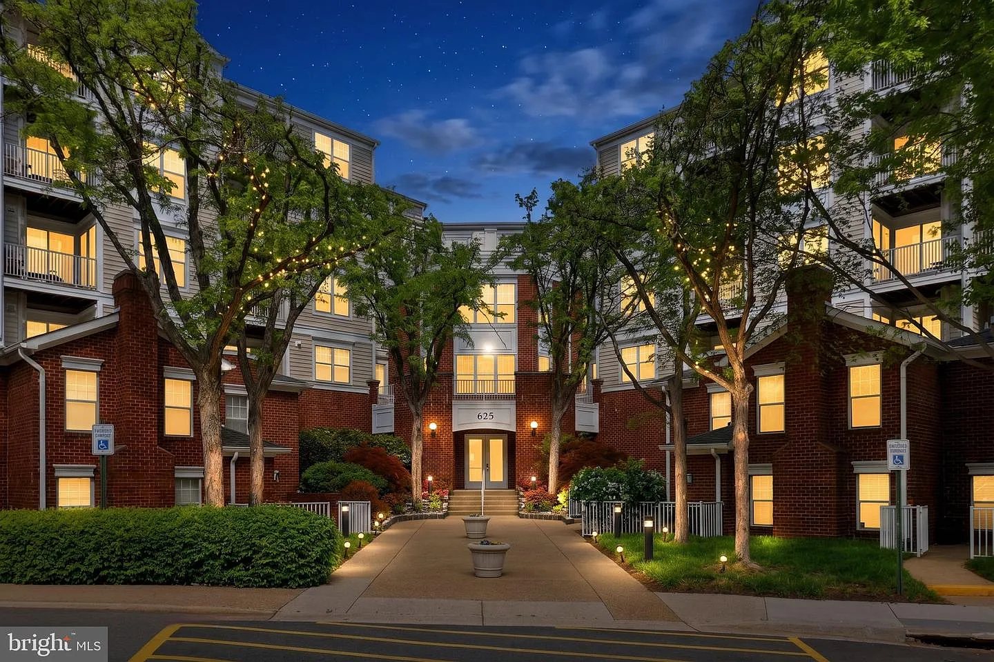 2 bed, 2.0 bath, 1053 sqft, $2,600 — Photo 1