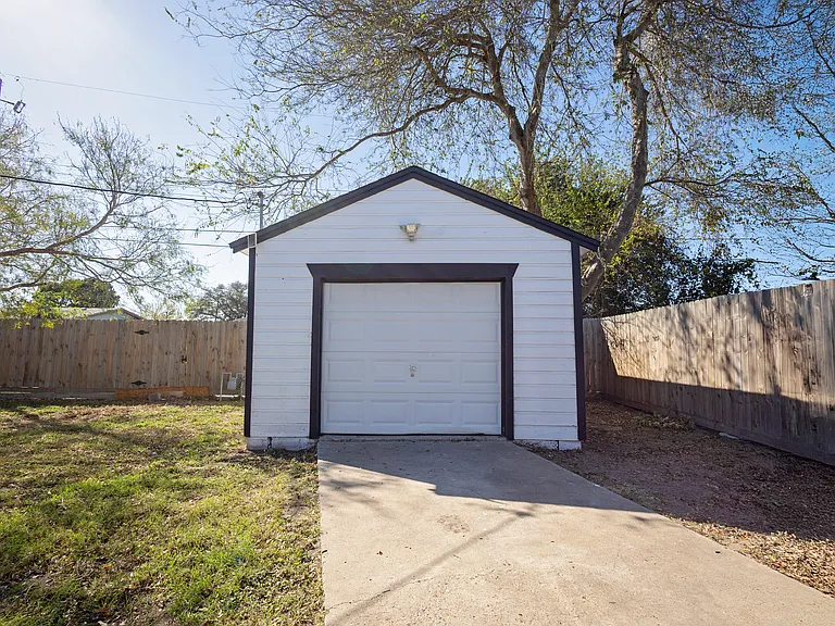 4505 Up River Rd — Photo 16
