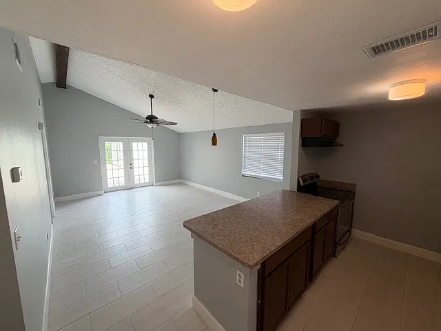 2 bed, 925 sqft, $2,100 — Photo 2