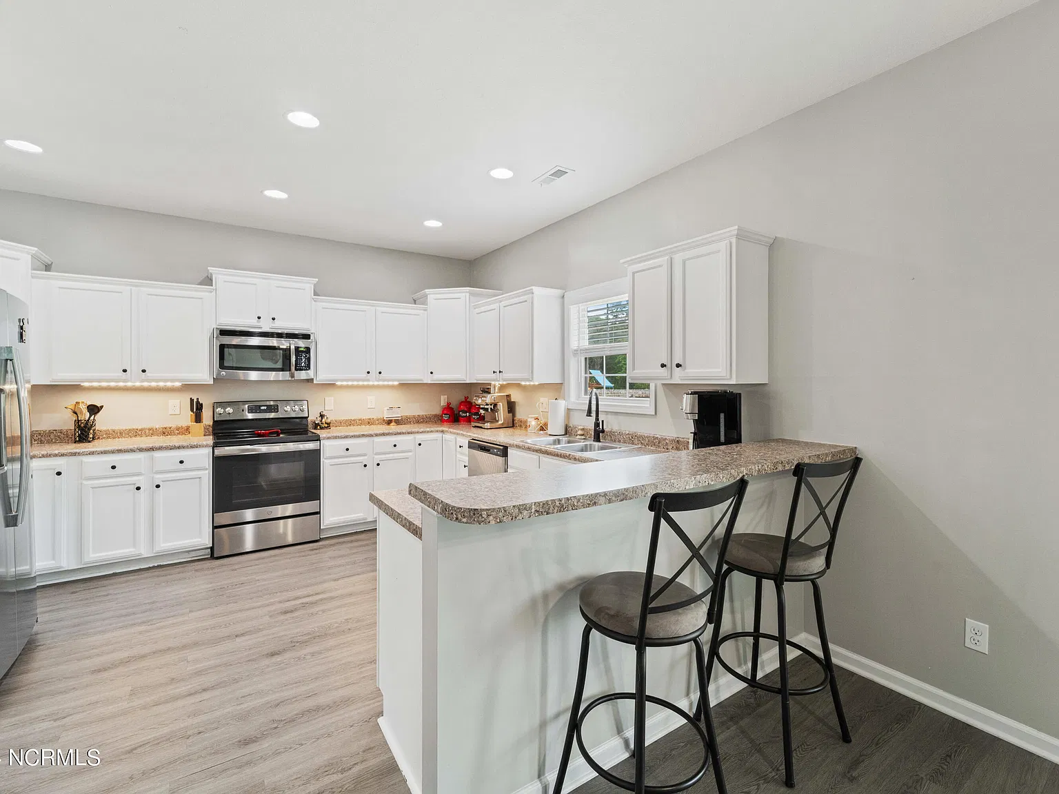 4 bed, 2.5 bath, 2266 sqft, $2,195 — Photo 4