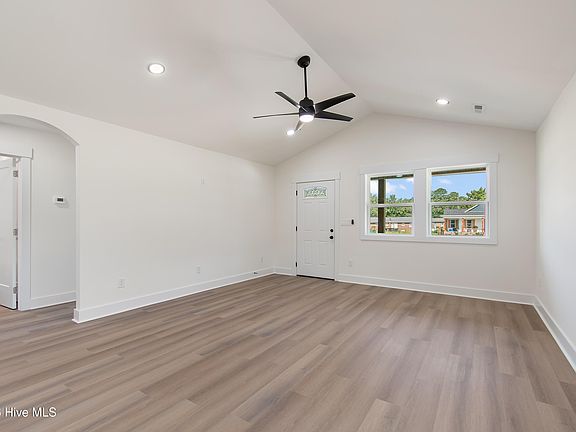 5th image of 152 Hillside Street