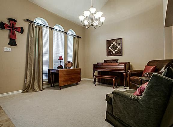 5th image of 300 Longview Dr