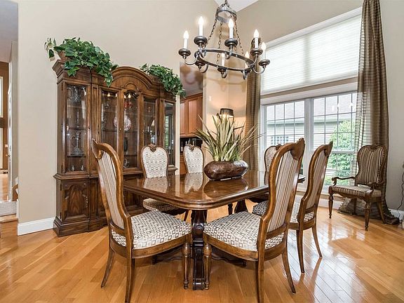 4th image of 14 Cove Ln
