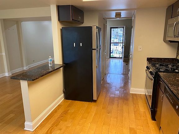 3rd image of 818 Carnaby Ct