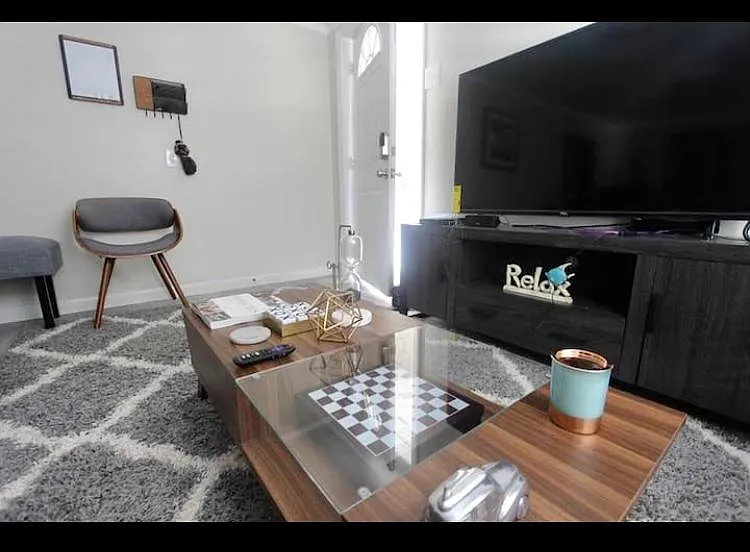 202 N Sacramento Ave #1 — Photo 4