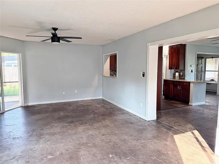 912 Carvell Dr — Photo 9