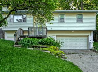 817 Valley Dr, Crescent, IA 51526