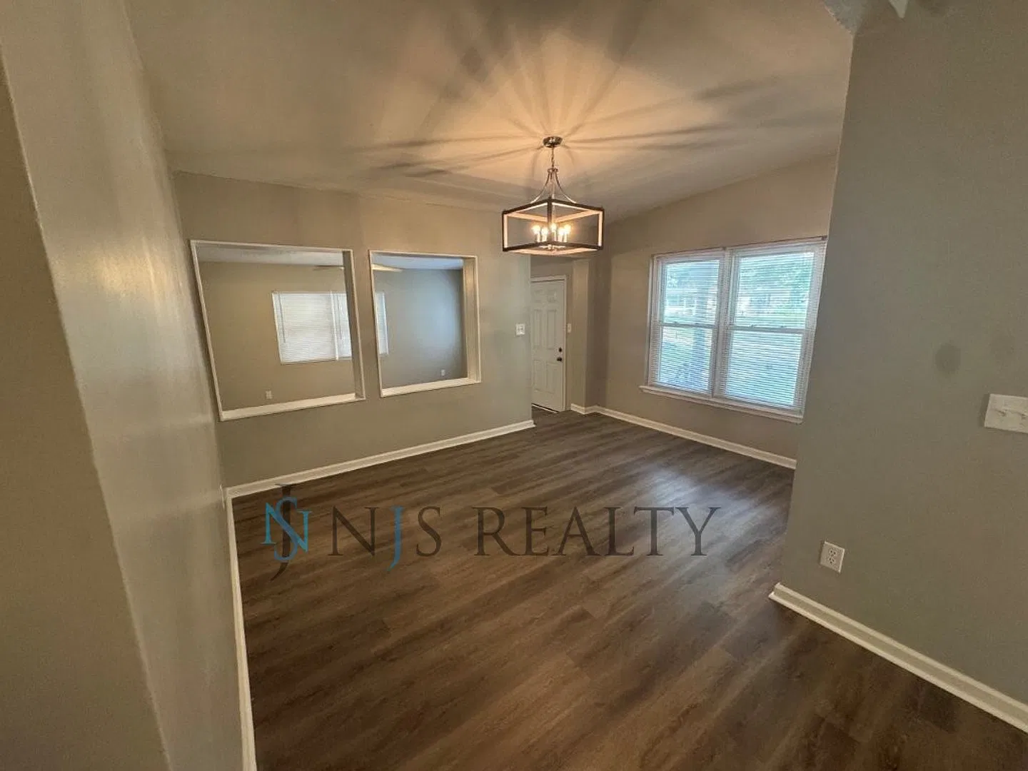 Newly Renovated 3bed, 1.5bath Large Home New Cabinets, Floors, Paint, Fixtures & More... Schedule... — Photo 4