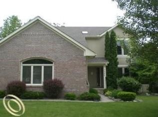 2086 Downham Dr, Wixom, MI 48393