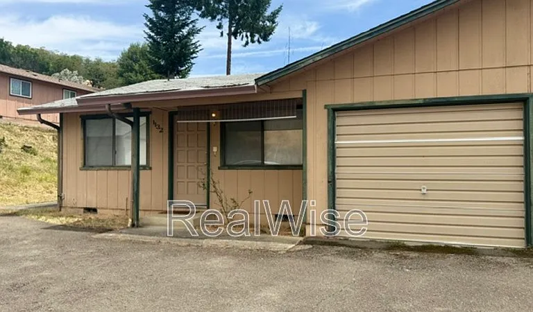 1132 NE Barager Ave — Photo 3