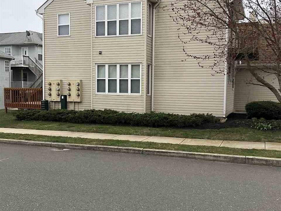 1st image of 88 E Woodland Ave Unit 88