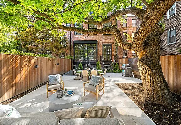 5th image of 11 Cranberry St Unit Townhouse