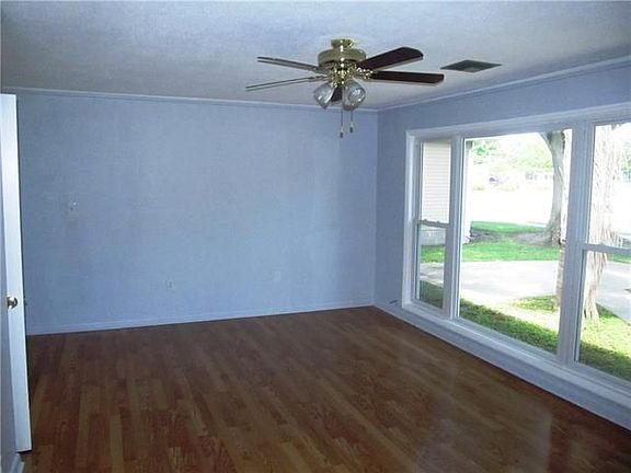 4th image of 703 River Oaks Dr