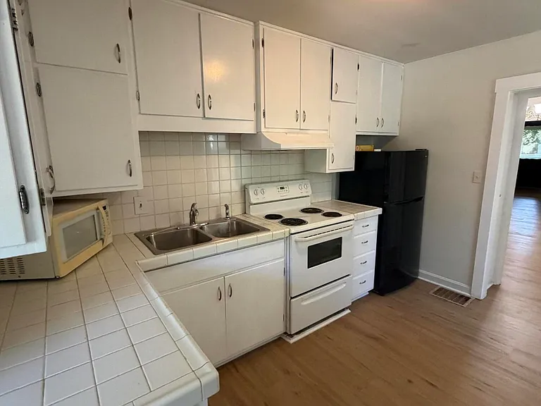 3213 Marion Ct — Photo 2