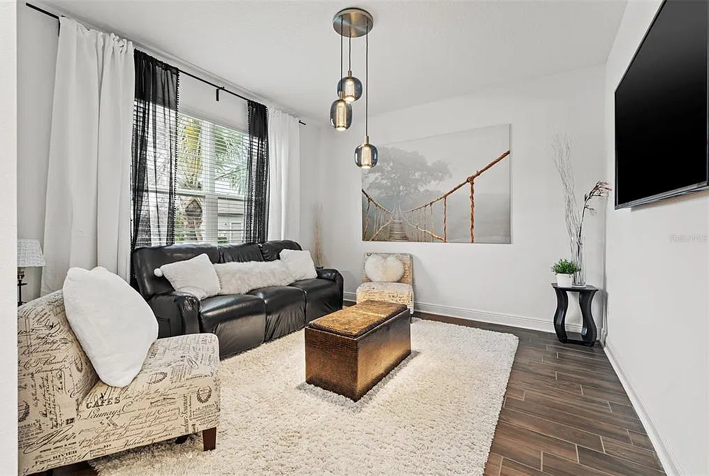 7 bed, 6.0 bath, 5506 sqft, $6,200 — Photo 3