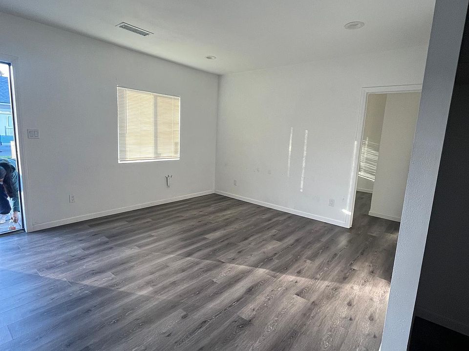 1st image of 3295 N Sierra Way