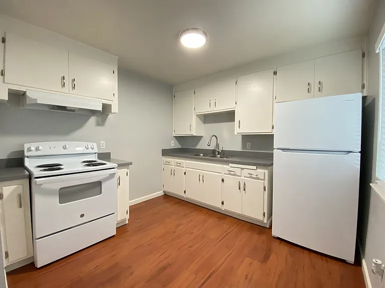 Lone Pine Apartments — Photo 21
