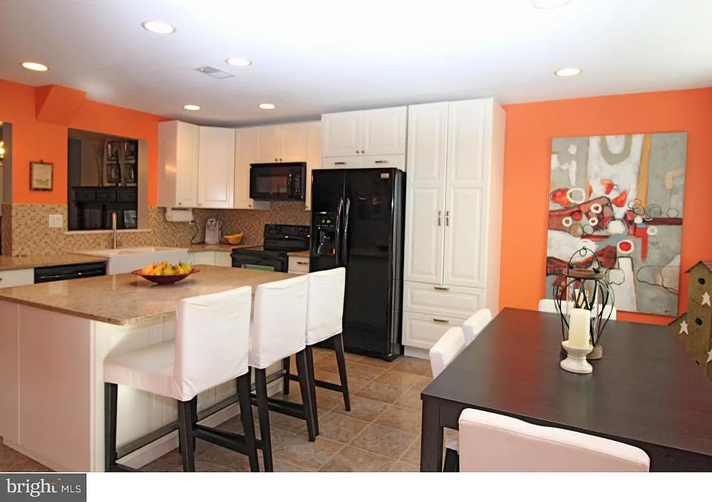 3 bed, 2.5 bath, 2050 sqft, $2,500 — Photo 3